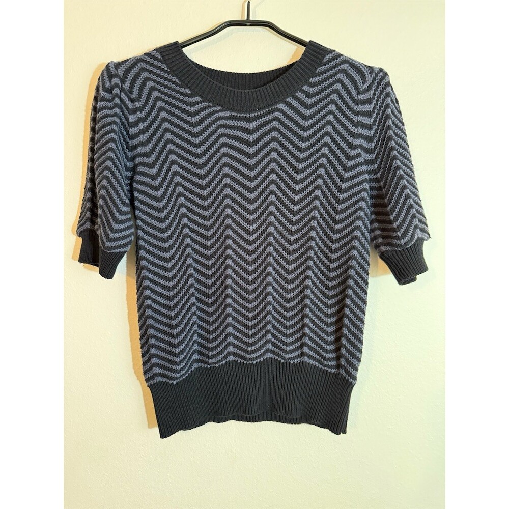 Evereve Sweater Womens XS Navy & Light Blue Chevron Knit Short Sleeve